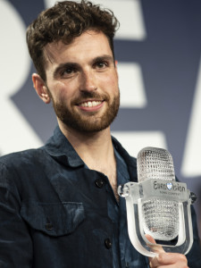 Duncan_Laurence_with_the_2019_Eurovision_Trophy_(cropped)