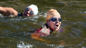 Maxima zwemt in Amsterdamse gracht